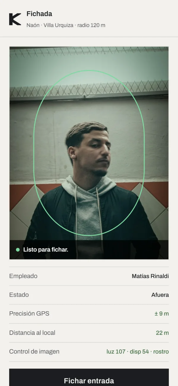 App de fichada en el celular: la cámara reconoce que hay una cara, la ubicación da 22 metros del local y el botón queda listo para fichar.